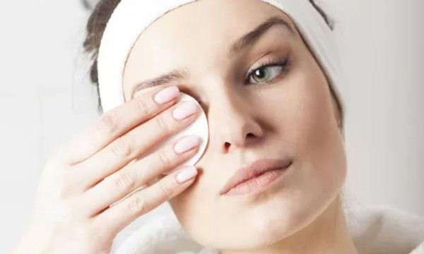 Para ter uma pele mais bonita: remova a maquiagem